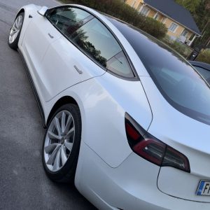 Tesla Model 3: WunderVinyl SG+ Piano Black chrome delete