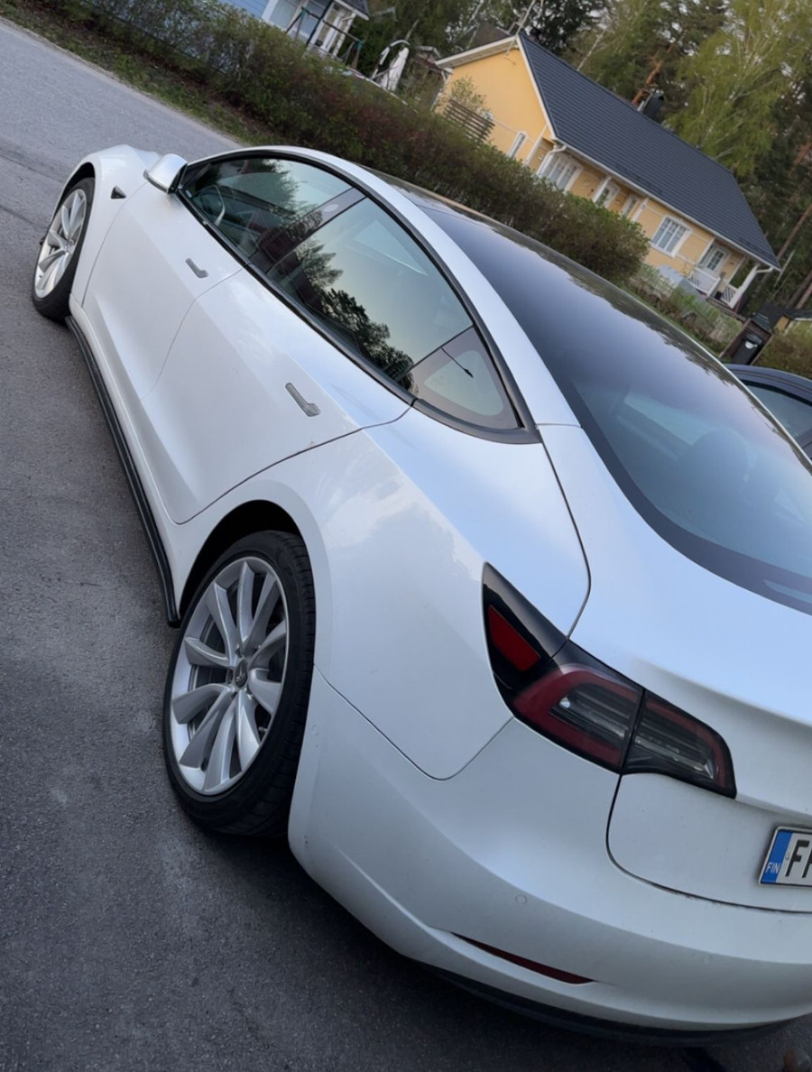 Tesla Model 3: WunderVinyl SG+ Piano Black chrome delete